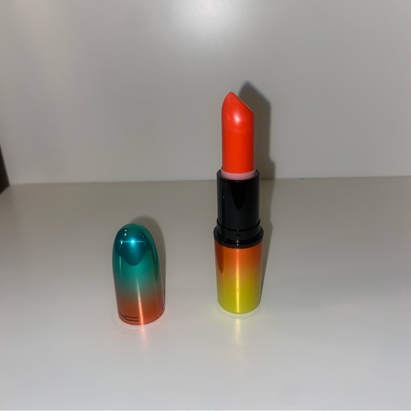Mac wash and dry lipstick bundle - Picture 11 of 11
